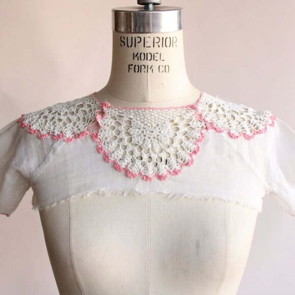 Vintage Edwardian Collar,  White Crochet Lace Applique With Pink Trim, Small - Picture 1 of 10
